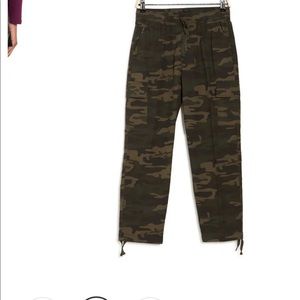 Sanctuary cameo Joggers, size XS. Cropped style, tie ankles.